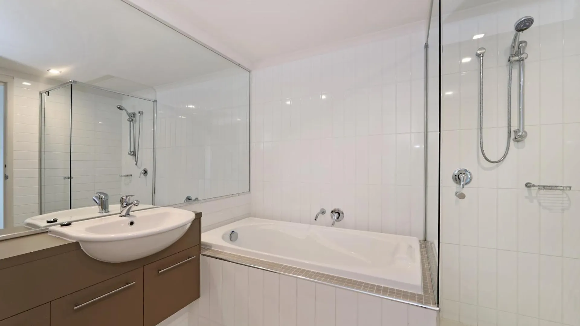 On The Bay Apartments Bongaree Aparthotel